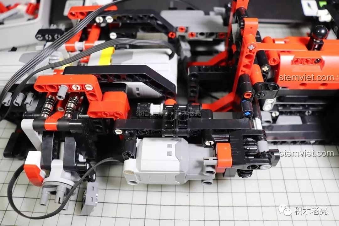 Cơ cấu cửa cắt kéo của Mould King 13079 sau khi đã được sửa lỗi thành công.