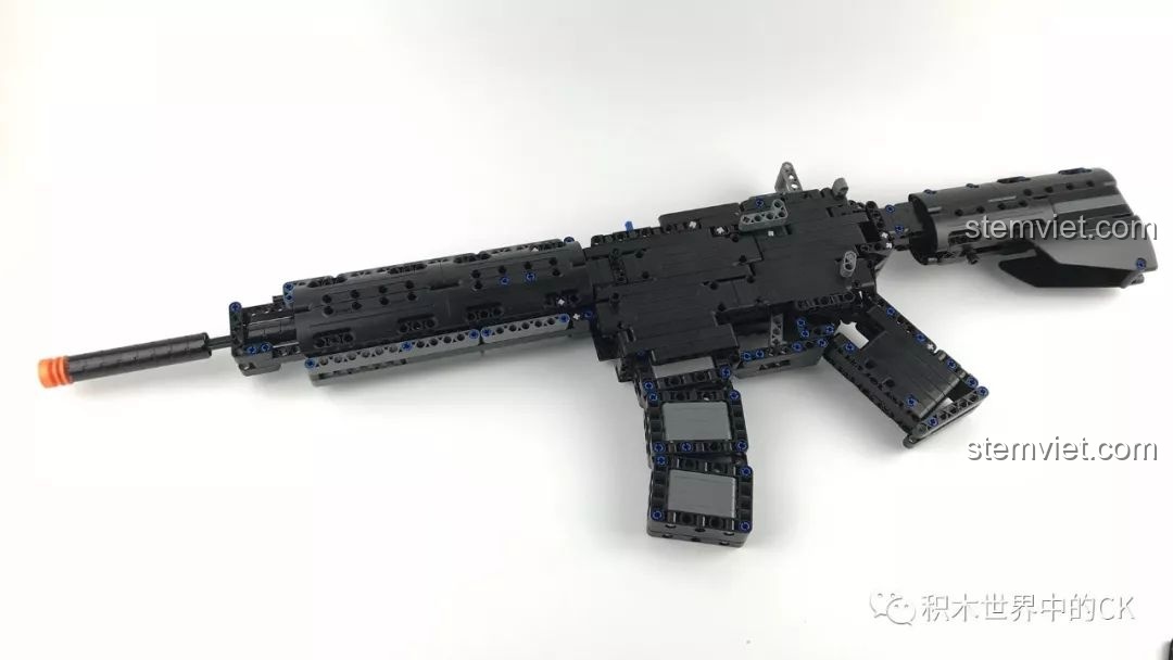 Mô hình súng trường tấn công M4A1 CaDA C81005 hoàn chỉnh với tỉ lệ 1:1, màu đen mạnh mẽ.