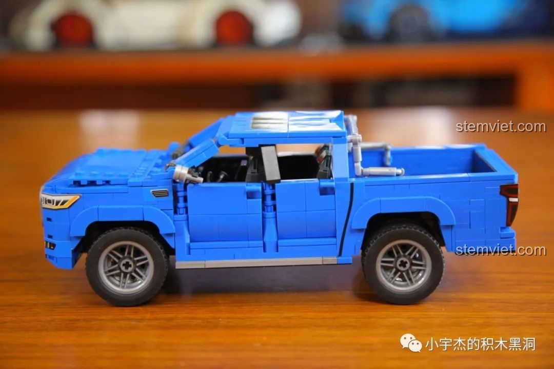 Mô hình WOMA C0626 Xe Bán Tải Pick-Up màu xanh đã được lắp ráp hoàn chỉnh, nhìn từ bên hông.