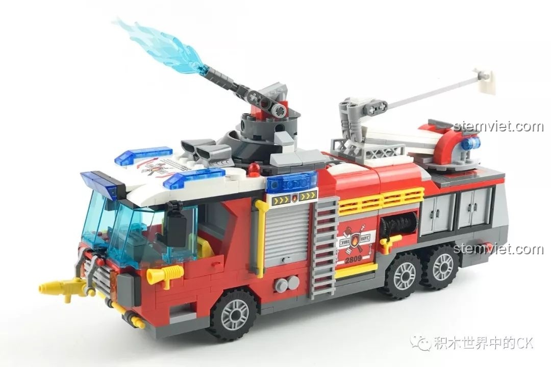 Mô hình Xe Cứu Hỏa Sân Bay Tiên Phong QMAN 2809 hoàn chỉnh với vòi rồng và thang nâng.