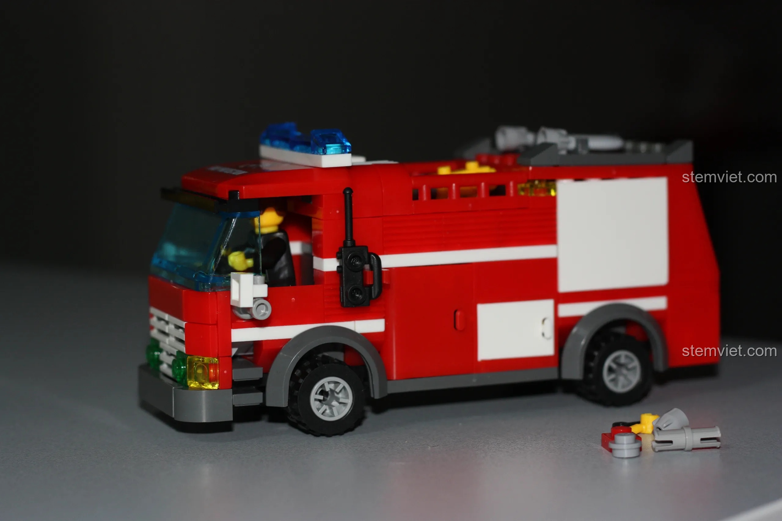 Mô hình Xe Cứu Hỏa Thành Phố KAZI KY8054 hoàn chỉnh với màu đỏ trắng nổi bật và thiết kế chắc chắn.