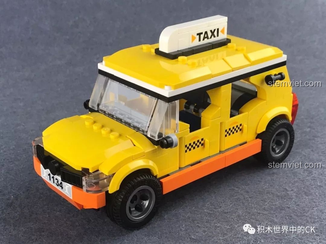 Mô hình xe taxi màu vàng đã lắp ráp hoàn chỉnh từ bộ QMAN 1134, nhìn từ góc chéo phía trước.