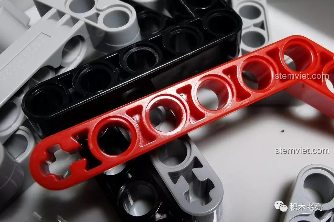 Các thanh Technic màu đỏ và đen của Mould King 13106, thể hiện độ khít và chất lượng cao.