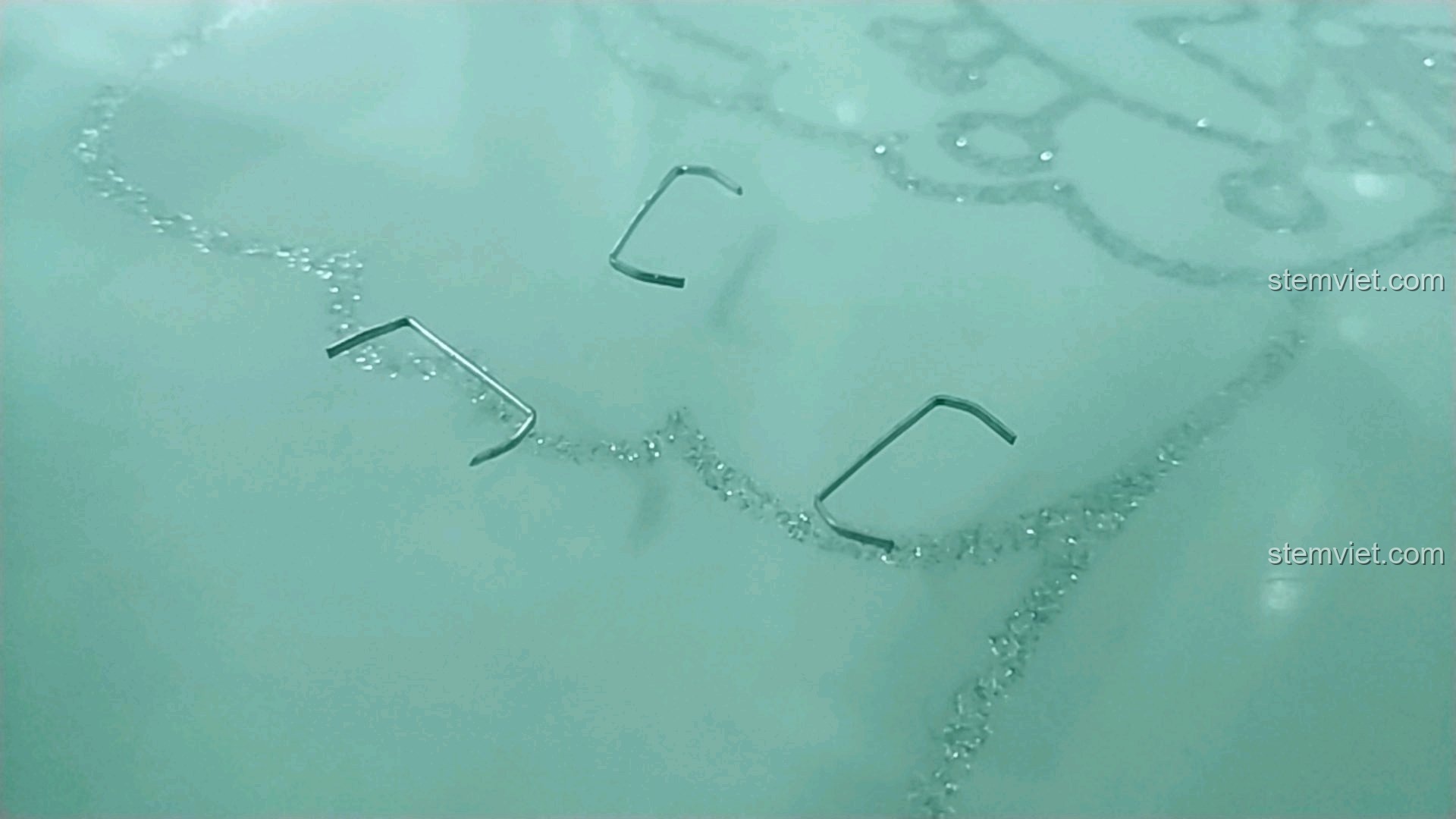 Tháo ghim bấm khỏi các túi nhựa chứa chi tiết lắp ráp của bộ Toa xe lửa Giáng Sinh 626.