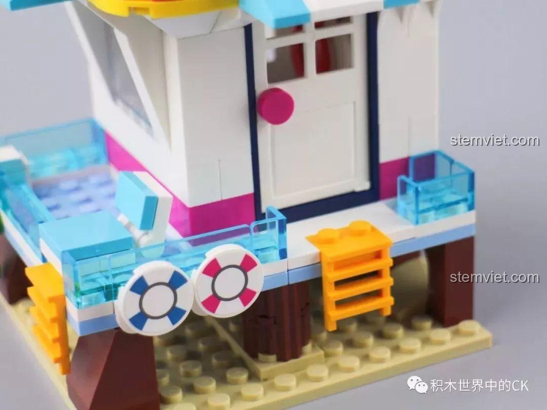 Mái nhà của Nhà Cứu Hộ Bờ Biển QMAN 2019 được tháo rời để lộ không gian bên trong.