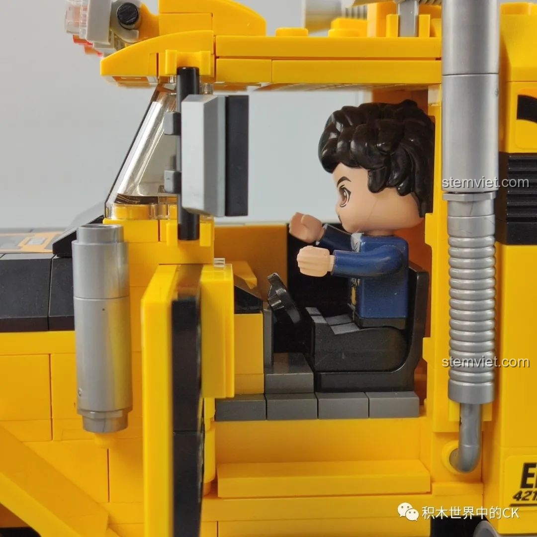 Tháo rời nóc cabin để đặt nhân vật minifigure vào trong xe tải QMAN 42108.