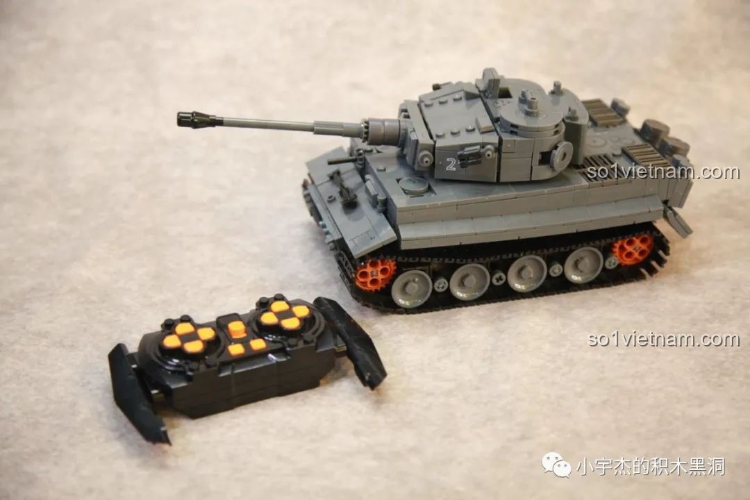 Tháo tháp pháo và tấm che để lộ công tắc nguồn và hộp pin bên trong xe tăng Sluban M38-B0851.