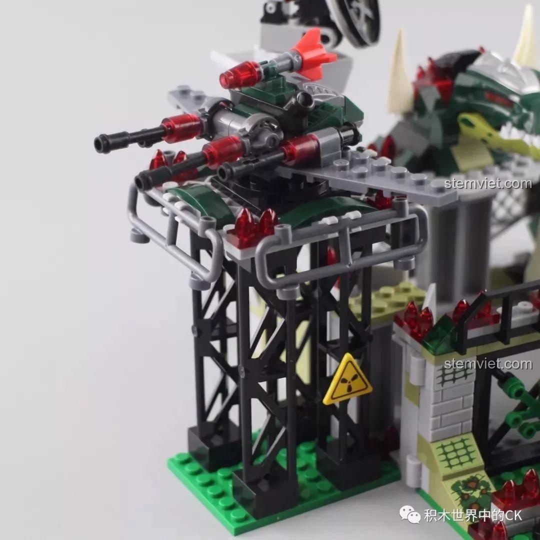 Tháp canh chính với ụ súng phòng không trong bộ xếp hình Căn Cứ Chỉ Huy Chính Của Biệt Đội Cá Sấu.