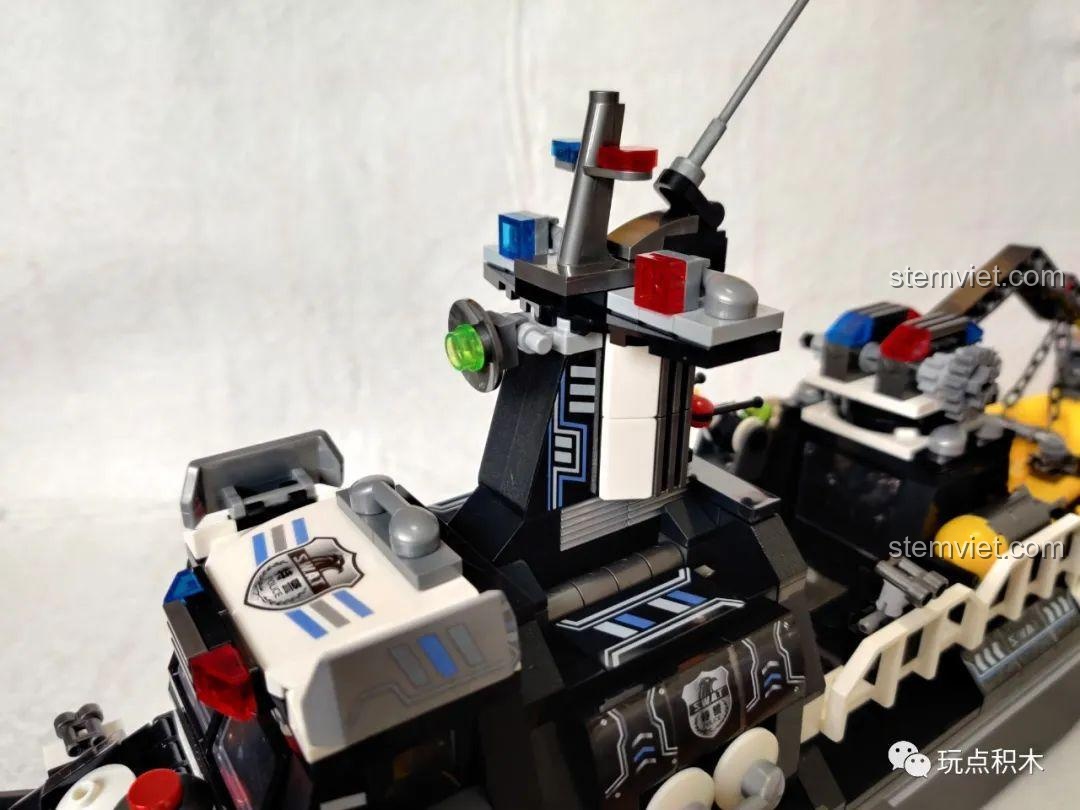 Góc nhìn cận cảnh tháp chỉ huy trên bộ lắp ráp Thuyền Tuần Tra Cảnh Sát SEMBO 102467.