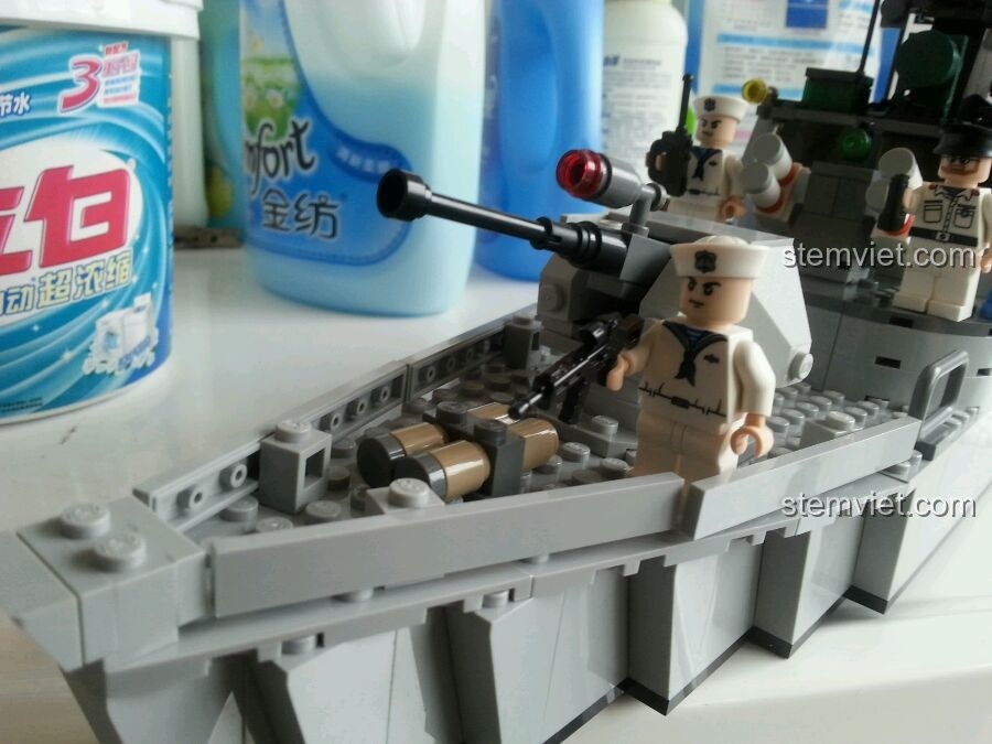 Tháp pháo ở mũi tàu của mô hình GUDI 8026 Tàu Hộ Vệ Tên Lửa, có thể xoay được, tăng tính tương tác.