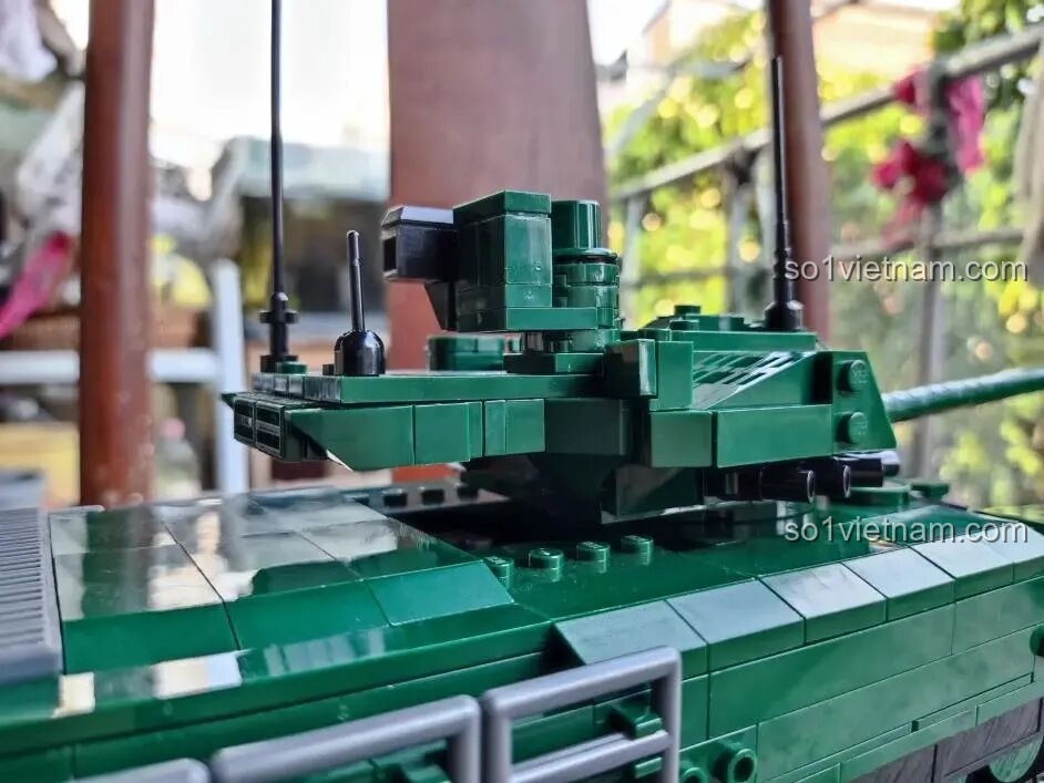 Tháp pháo xe tăng T-14 Armata nhìn từ phía sau, cho thấy các chi tiết hộp đạn và thiết bị quan sát.