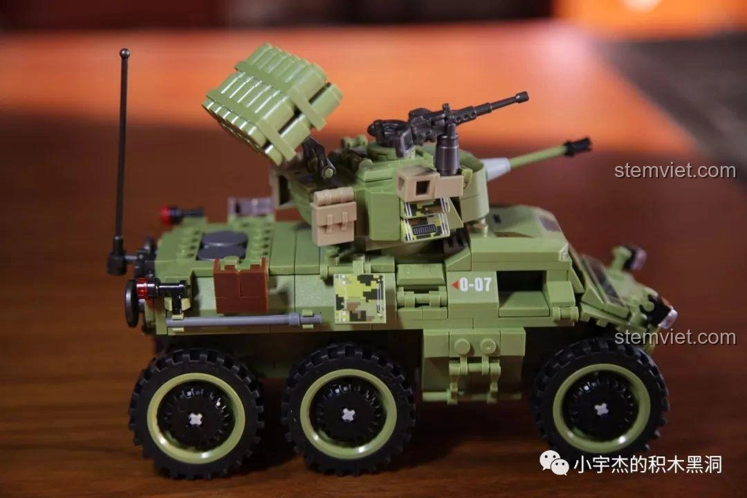 Chi tiết phần tháp pháo và súng máy trên nóc xe bọc thép Panlos Brick 631007.