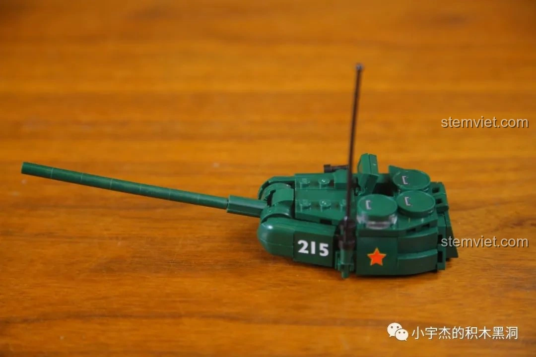 Tháp pháo của mô hình Xe Tăng 215 Sluban M38-B0982 xoay 360 độ, thể hiện tính năng động của mô hình.