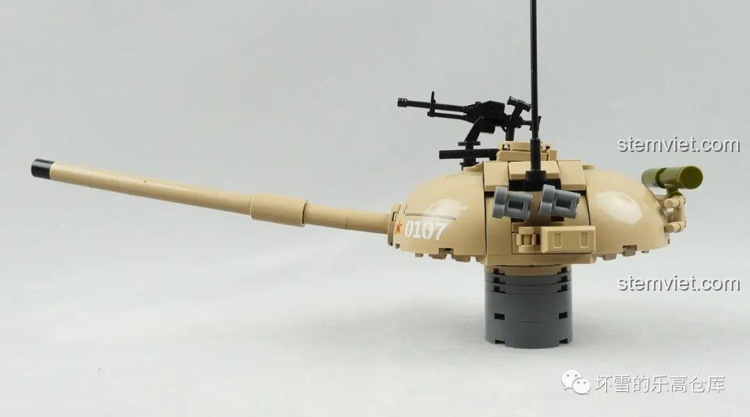 Tháp pháo của mô hình xe tăng 88A Sembo 203127, nổi bật với súng máy, ống phóng lựu khói và các chi tiết in ấn sắc nét.