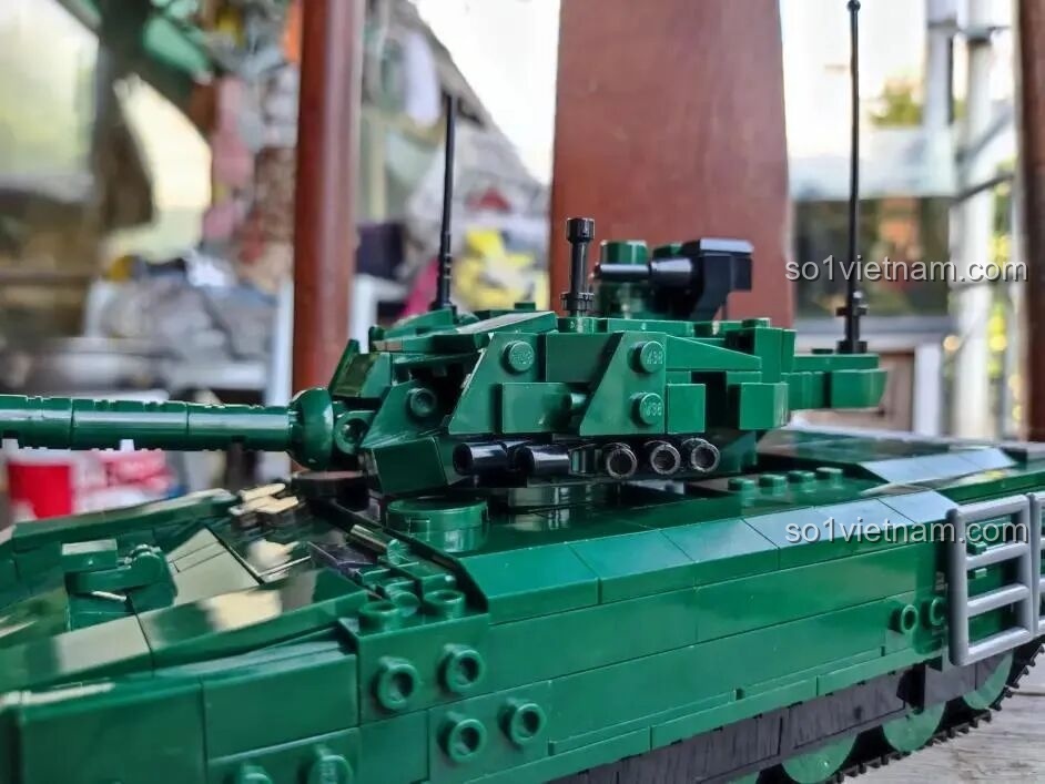 Tháp pháo xe tăng T-14 Armata nhìn từ bên phải, thể hiện rõ các chi tiết ăng-ten và súng máy đồng trục.