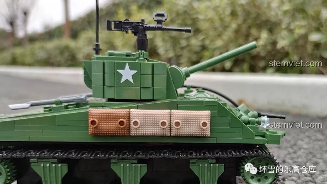 Góc nhìn khác về tháp pháo và nòng súng của mô hình xe tăng Sherman M4A1 QUANGUAN 81, cho thấy hạn chế về khả năng điều chỉnh góc bắn. Bộ đồ chơi lắp ráp xe tăng.