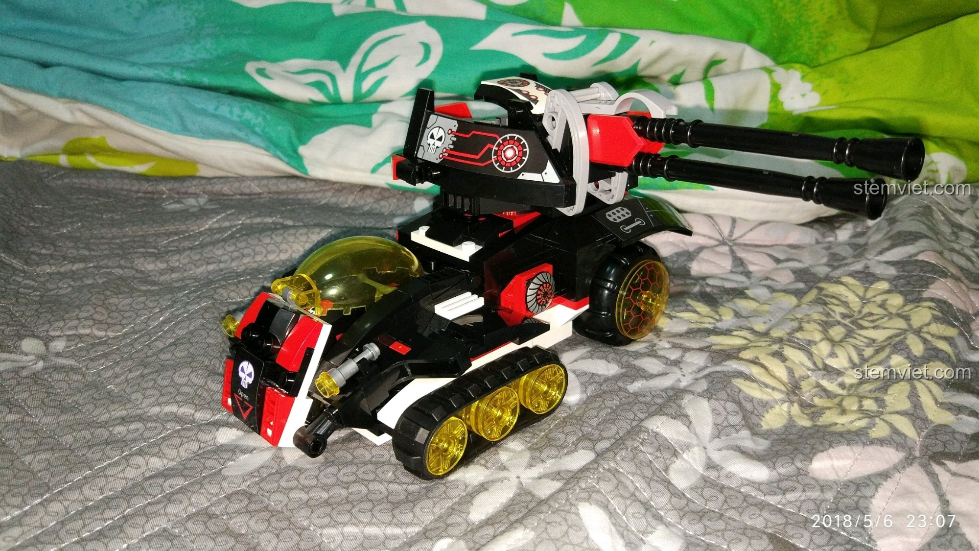 Mô hình xe Pháo Laser QMAN 2715 với tháp pháo nòng đôi có thể xoay 360 độ linh hoạt.