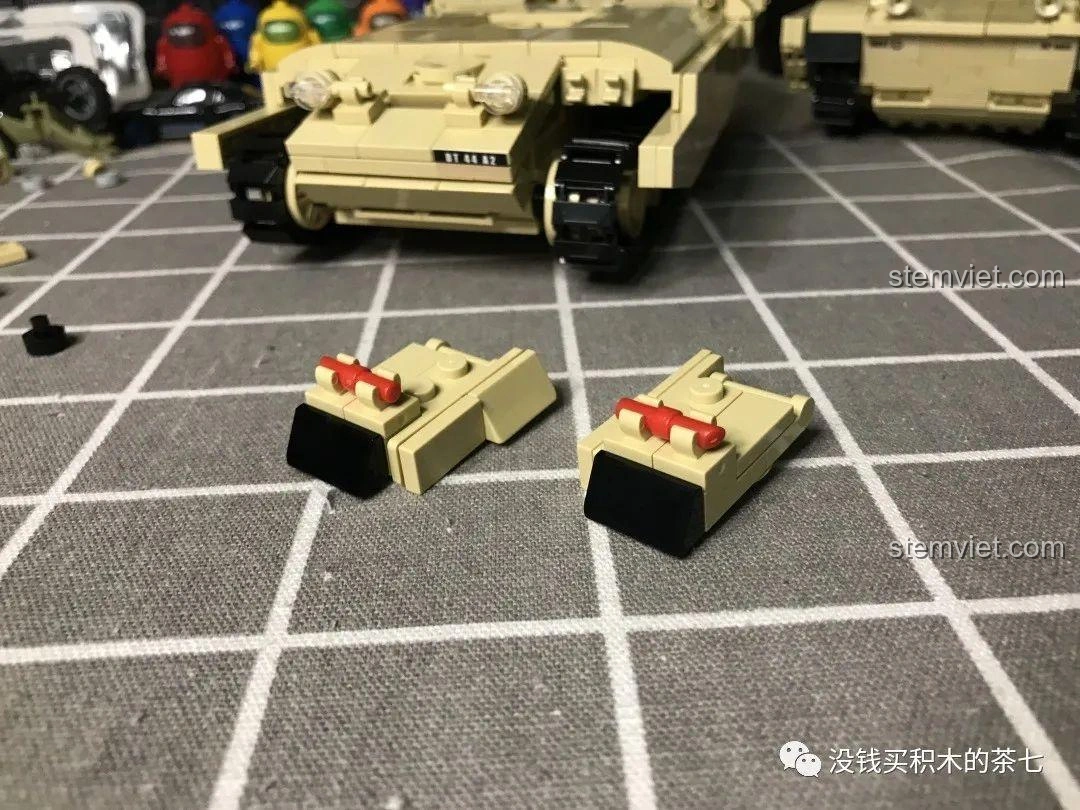 Tháp pháo của bộ đồ chơi lắp ráp Xe Tăng Challenger 2 FV 4034 JIAZHI 0105 đã được lắp một phần, cho thấy cấu trúc bên trong.