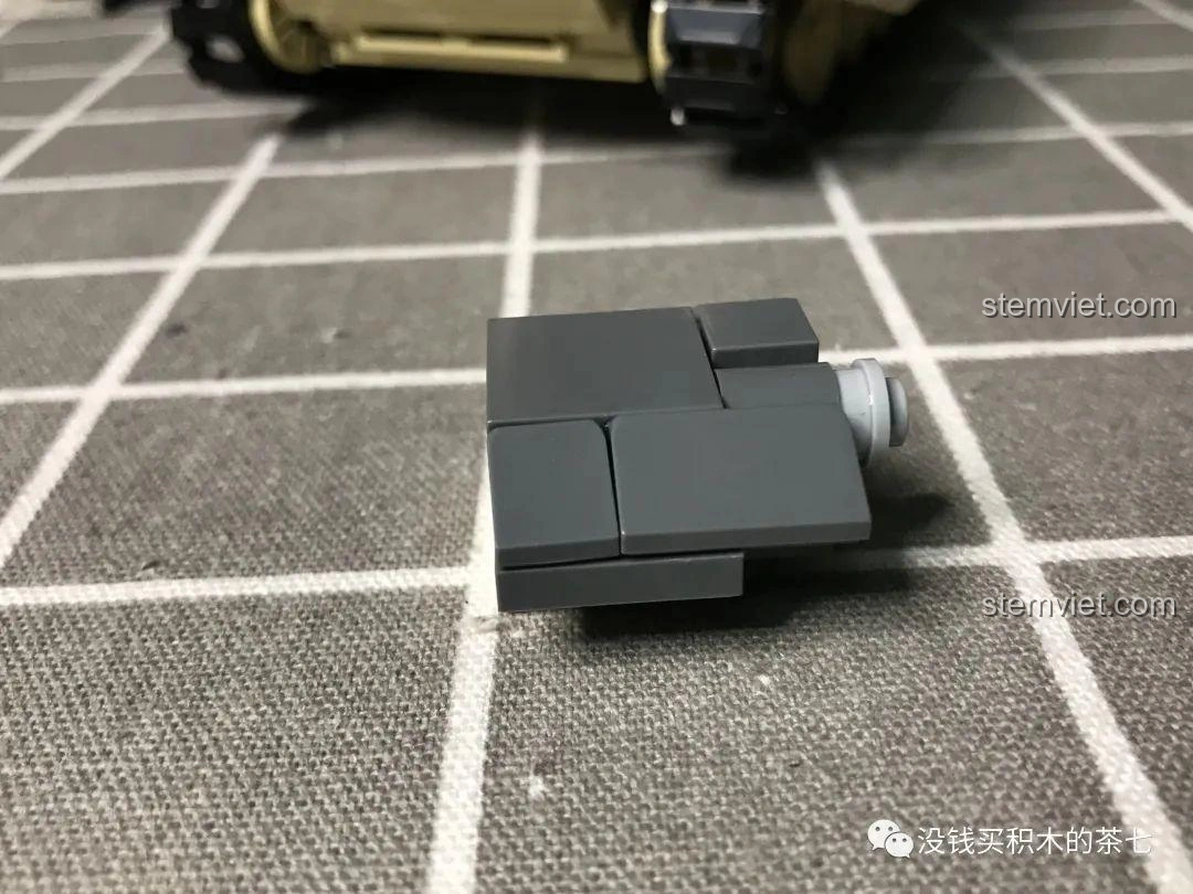 Tháp pháo của bộ đồ chơi lắp ráp Xe Tăng Challenger 2 FV 4034 JIAZHI 0105 với các anten đã được lắp, tăng tính chi tiết.