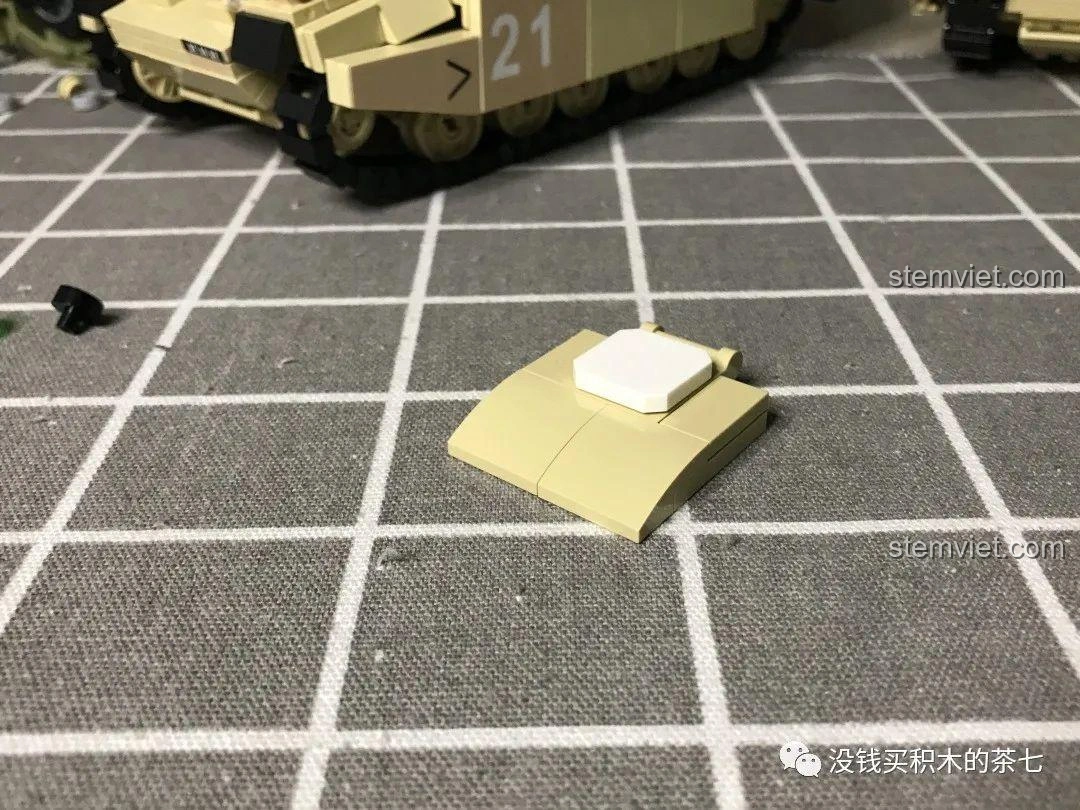 Tháp pháo của bộ đồ chơi lắp ráp Xe Tăng Challenger 2 FV 4034 JIAZHI 0105 đã được dán decal, tăng tính thẩm mỹ.