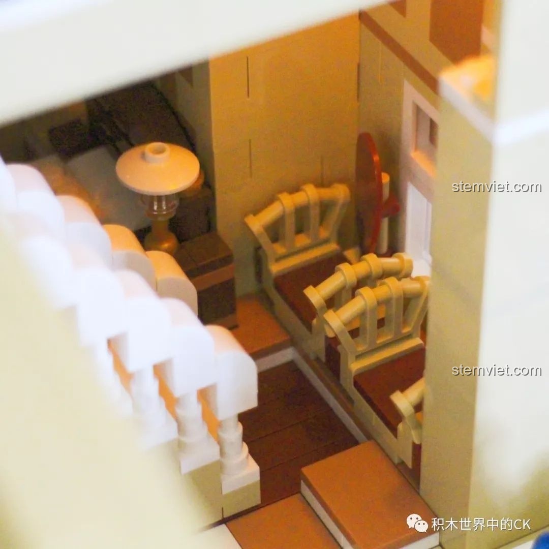 Tòa tháp phụ của bộ đồ chơi xây dựng Lâu đài công chúa Mould King có thể được tháo rời.