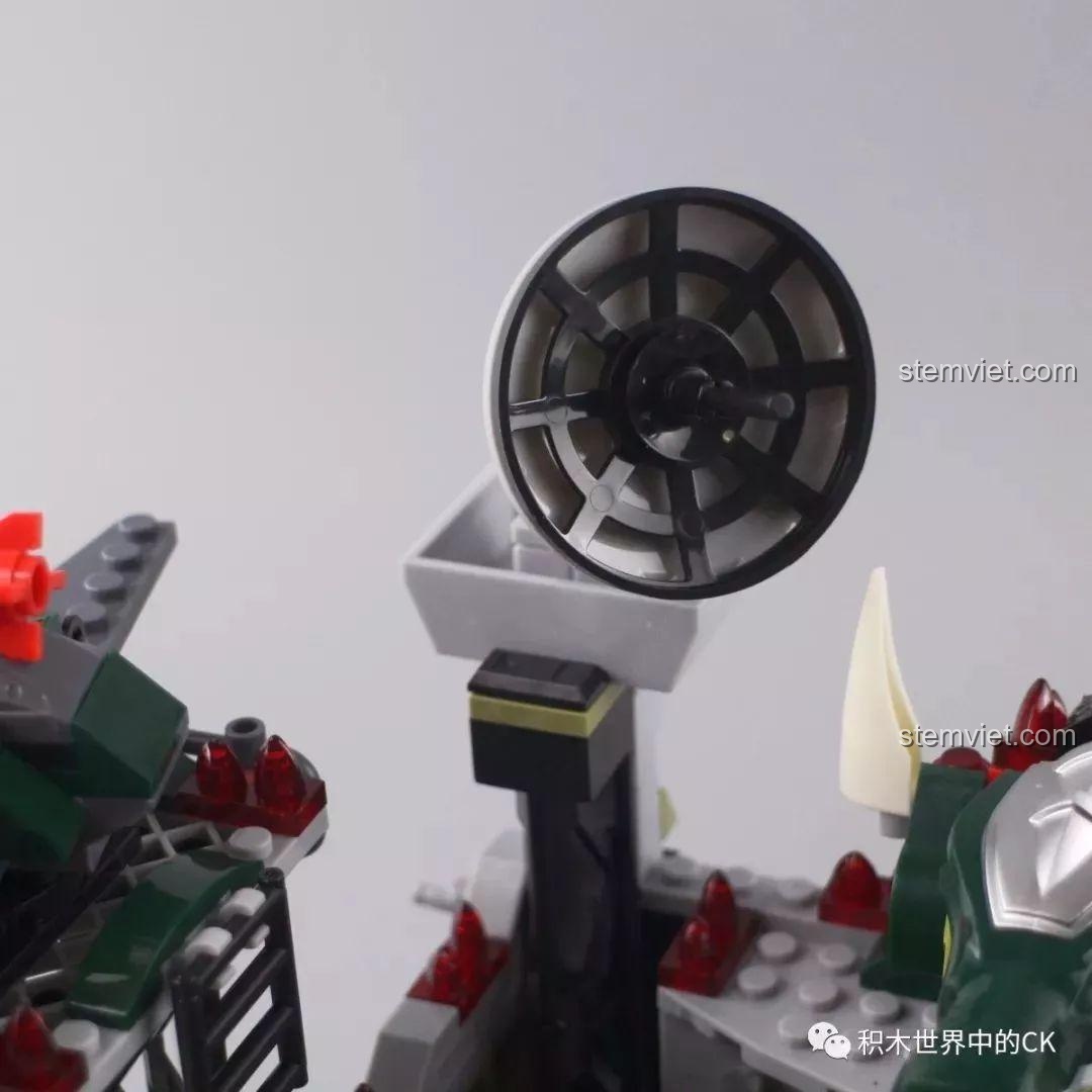 Tháp radar trong bộ đồ chơi lắp ráp Căn cứ quân sự cá sấu 5063, một chi tiết không thể thiếu.
