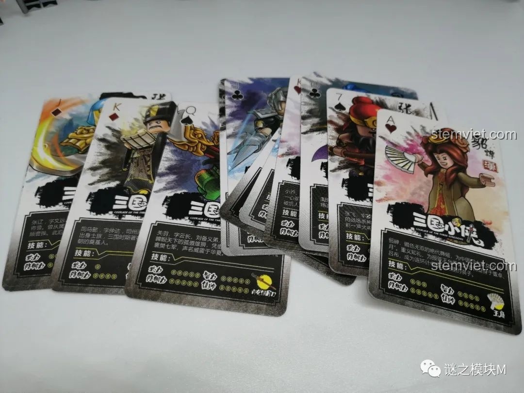Các thẻ bài nhân vật đi kèm trong bộ minifigure DECOOL 20313-24, mỗi thẻ có hình ảnh và thông tin của một tướng.
