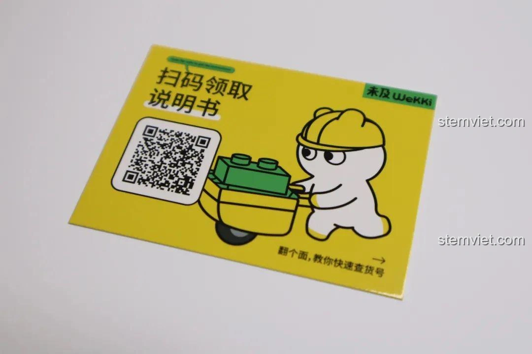 Thẻ hướng dẫn quét mã QR để lấy sách hướng dẫn điện tử cho đế đèn Wekki 516030, bộ lắp ghép Võ Tắc Thiên cho bé 6+.