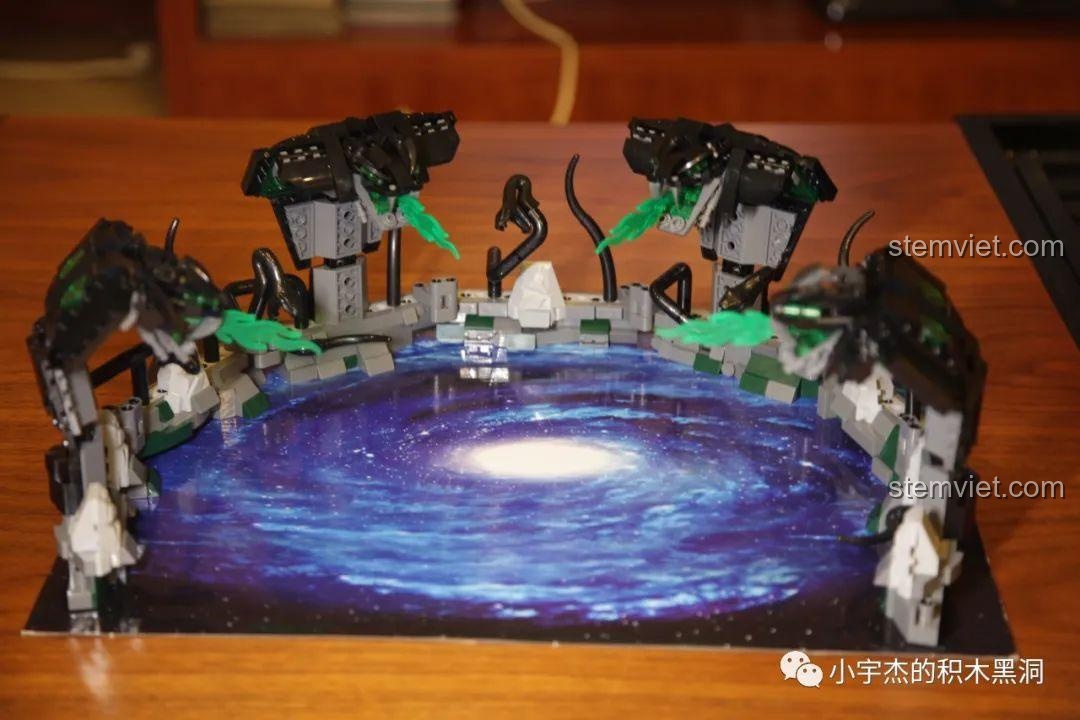 Mô hình Trận pháp rắn Leier sau khi thêm bệ đá trung tâm vào giữa vòng vây, chuẩn bị hoàn thiện.