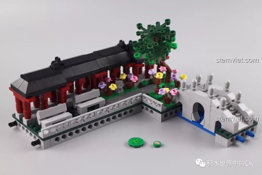 Mô hình Quan Ngư Đình gần hoàn thiện với cây cầu đá và cây xanh được thêm vào.