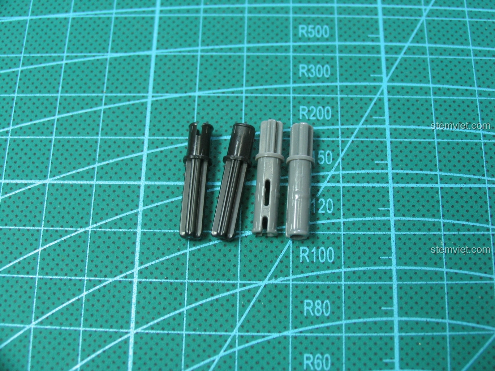 Thêm các chi tiết màu cam vào bộ lắp ghép Súng AK-47 81001 đáng tiền, tạo điểm nhấn và sự cân đối cho mô hình.