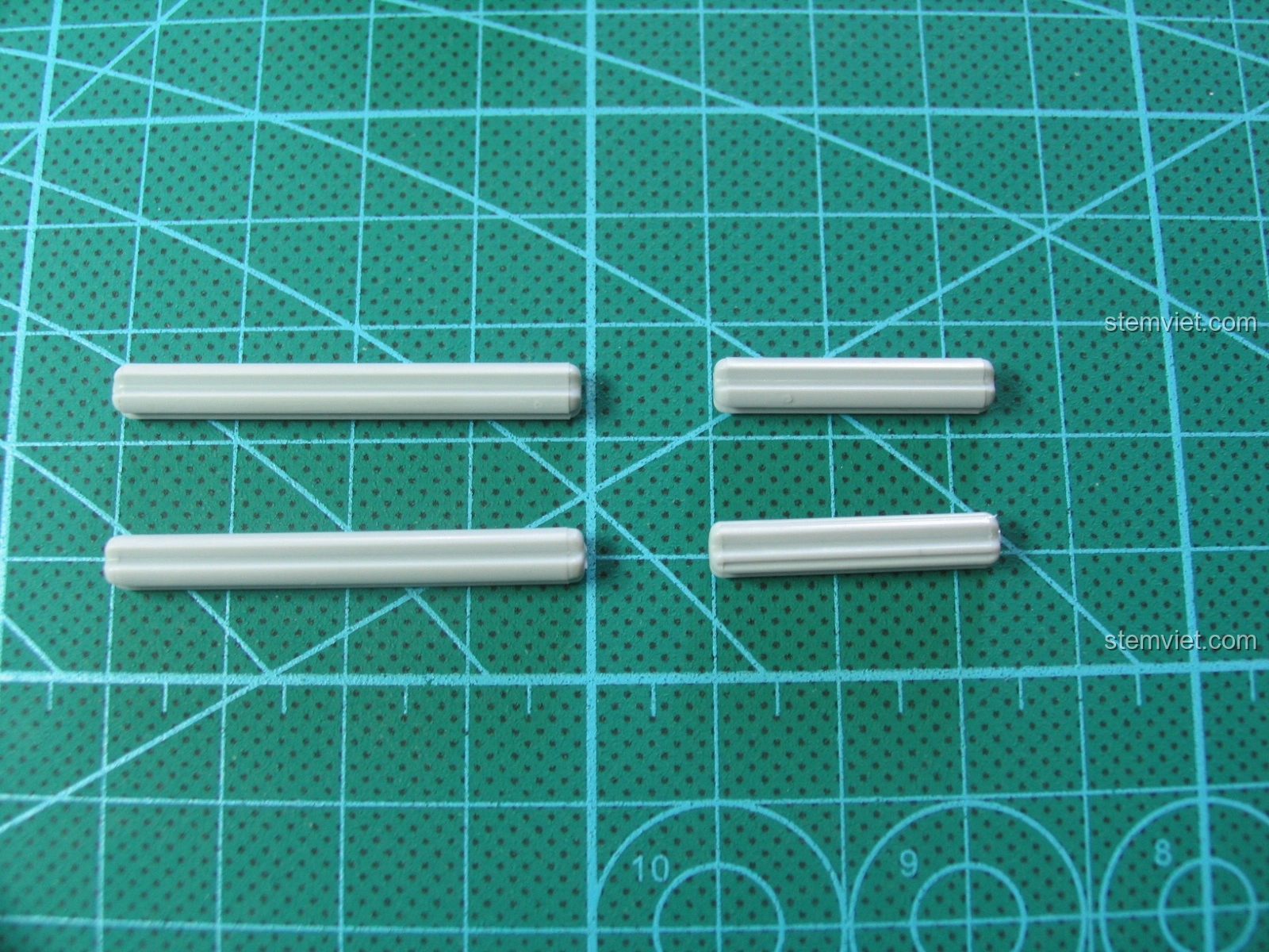 Thêm các chi tiết màu trắng và xanh vào bộ lắp ráp Súng AK-47 cho bé trai 8+, tạo điểm nhấn cho mô hình.