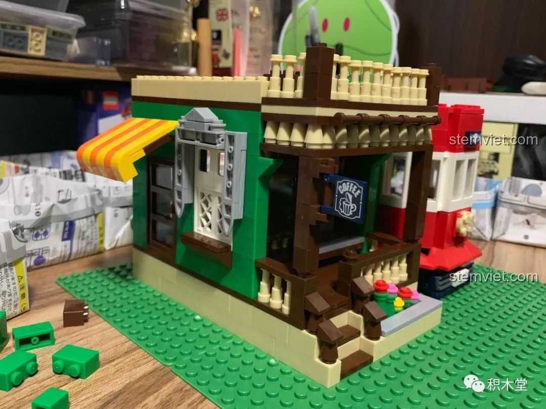 Mô hình WANGE 6313 được bổ sung thêm mái hiên và các chi tiết trang trí, nhìn từ một góc khác.