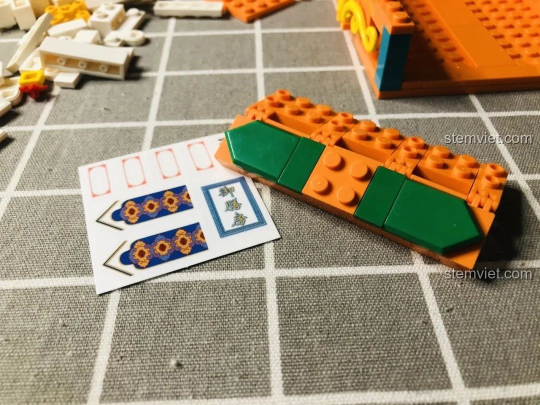 Các mảnh ghép màu xanh lá được thêm vào phần đế của Wekki 506004 Cảnh Thu, chuẩn bị dán decal.