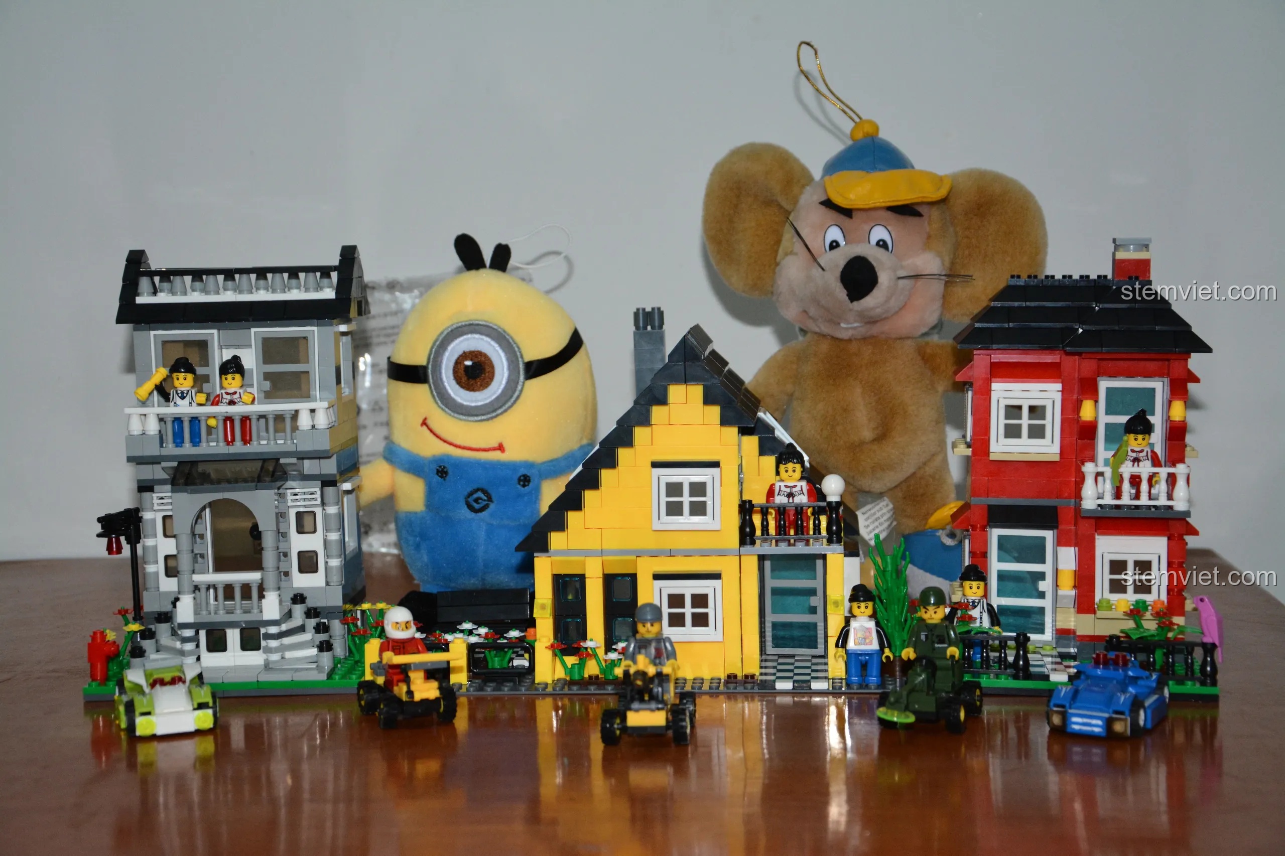 Thêm ngôi nhà màu đỏ và các nhân vật Minion, chuột bông vào bộ sưu tập, tạo nên một khu phố sống động.