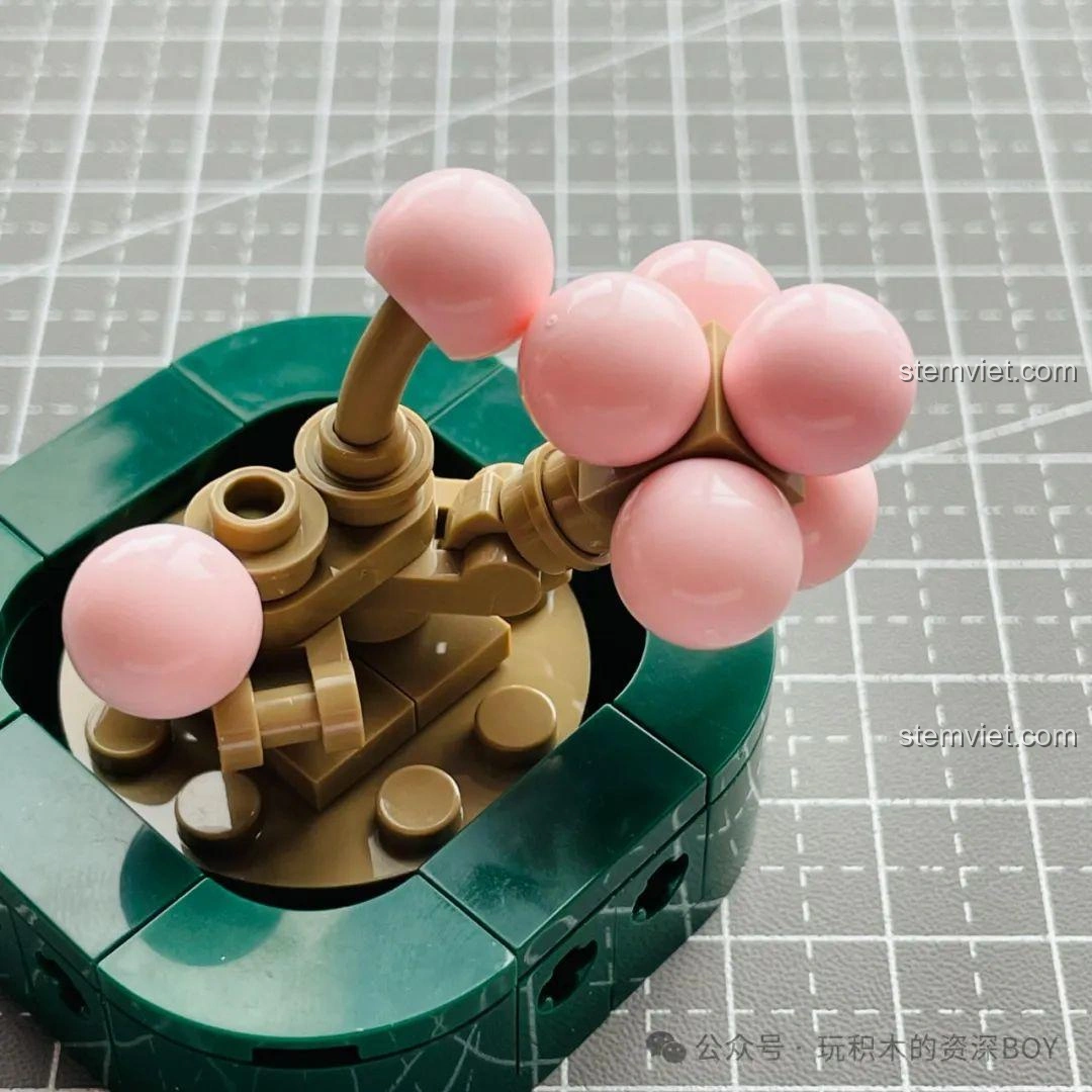 Mô hình cây mọng nước tròn JAKI JK2727 với nhiều nhánh hơn đã được lắp ráp, tạo độ xòe rộng.