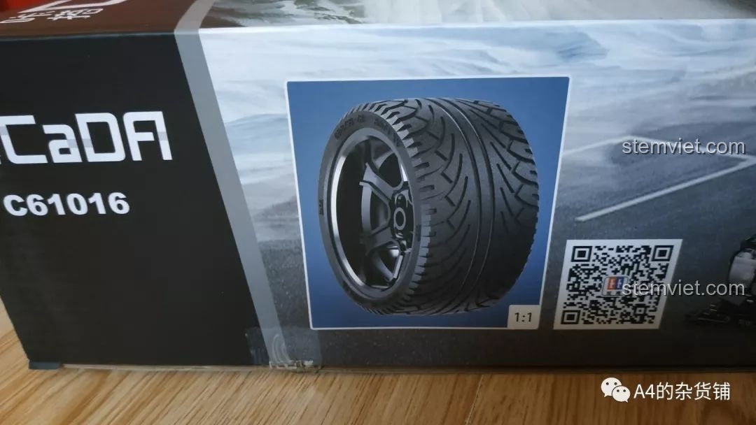 Hình ảnh bánh xe của bộ CaDA C61016 được làm nổi bật trên vỏ hộp, cho thấy thiết kế độc đáo.