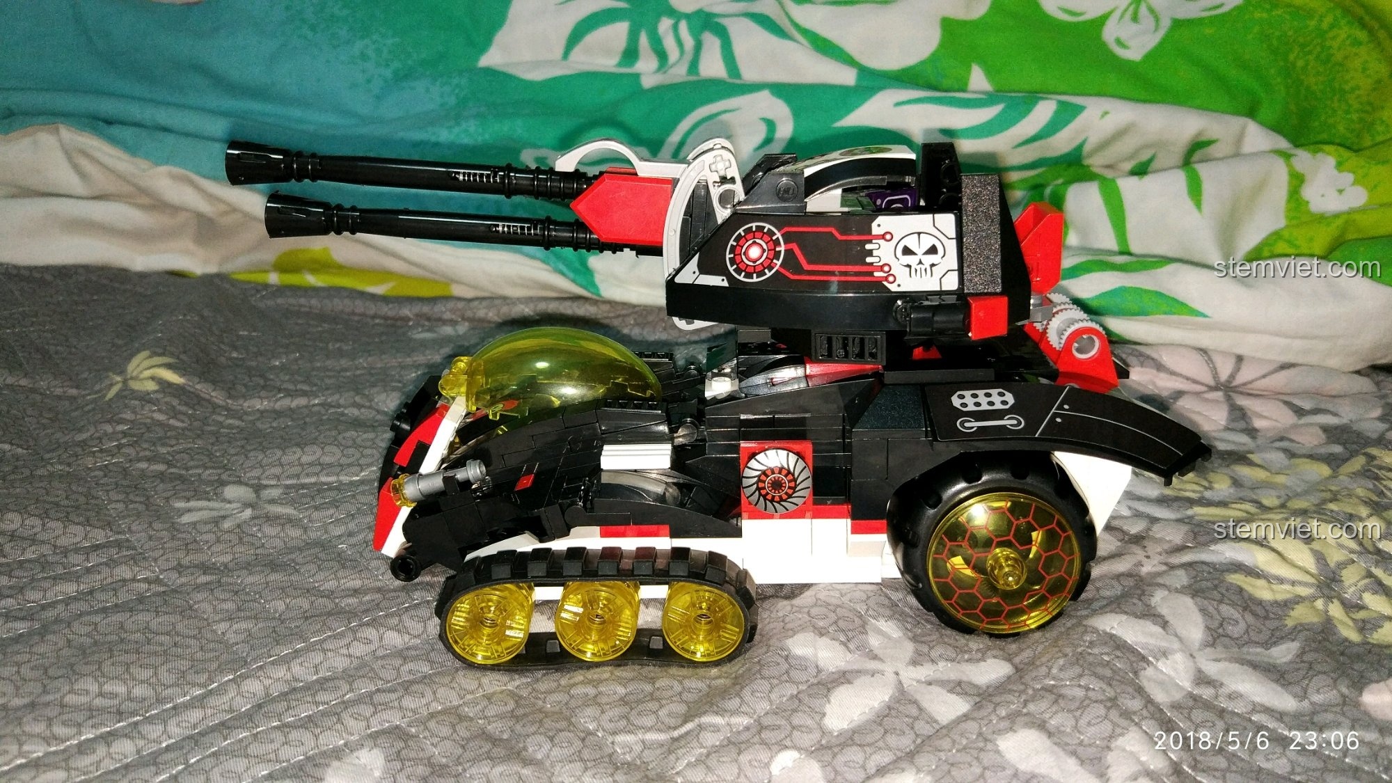 Góc nhìn bên cạnh của xe Pháo Laser QMAN 2715, nổi bật với hệ thống bánh xích và bánh lốp.