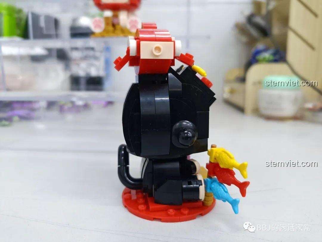 Góc nhìn khác từ bên hông của mô hình Cô Bé Mèo Cá Koi, tập trung vào chi tiết con cá Koi và xiên cá nhiều màu.