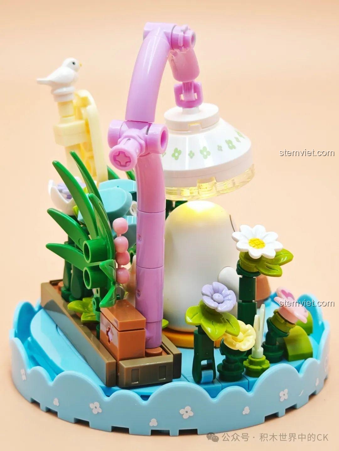 Góc nhìn từ phía sau của mô hình SEMBO 612026, làm nổi bật thiết kế cong của cột đèn và các chi tiết cây cỏ.