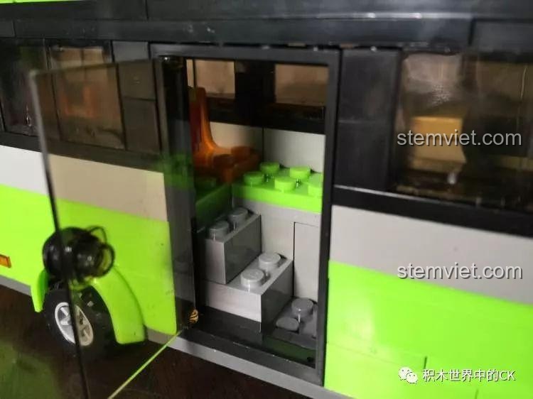 Cửa sau của xe buýt KAZI KY85013 có thiết kế bậc thang hợp lý hơn, giúp hành khách lên xuống dễ dàng.