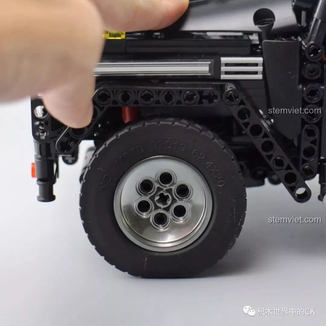 Cận cảnh thiết kế cửa xe của Mould King 13070, cửa trước và sau có cơ chế mở khác nhau.