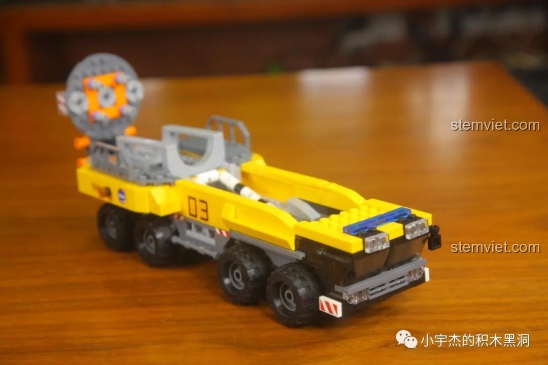 Góc nhìn từ phía trước của xe vận tải GUDI 10803, đầu xe được thiết kế thấp.