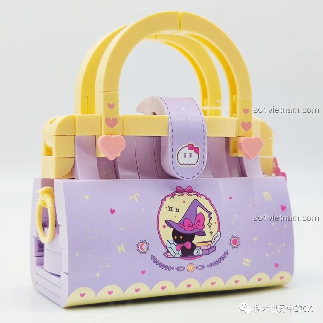 Thiết kế độc đáo của túi xách Wekki 516910, với các chi tiết trái tim nhỏ và khóa cài hình ma.