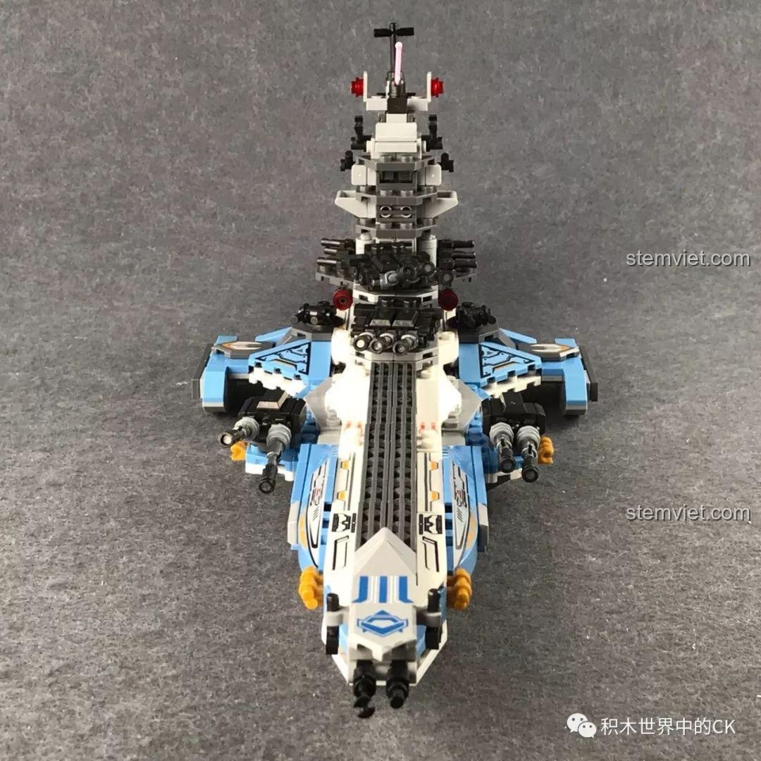 Góc nhìn từ trên xuống của Siêu Chiến Hạm Vũ Trụ XB-13001, cho thấy thiết kế đối xứng và cách phối màu tinh tế.