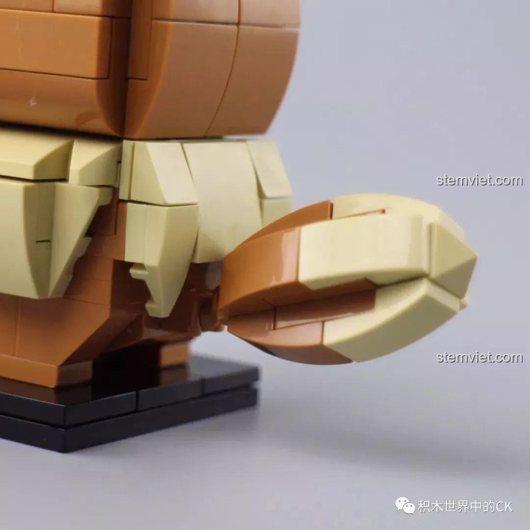 Cận cảnh chiếc đuôi bông xù của mô hình Eevee, được lắp ghép từ nhiều mảnh nhỏ.