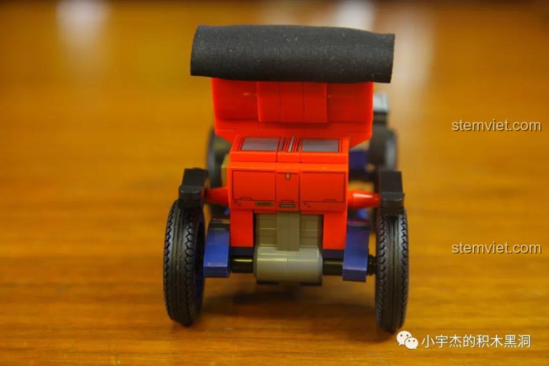 Cận cảnh phần đuôi xe của mô hình Duryea Model L từ bộ lắp ghép SEMBO 705400 giá bình dân.