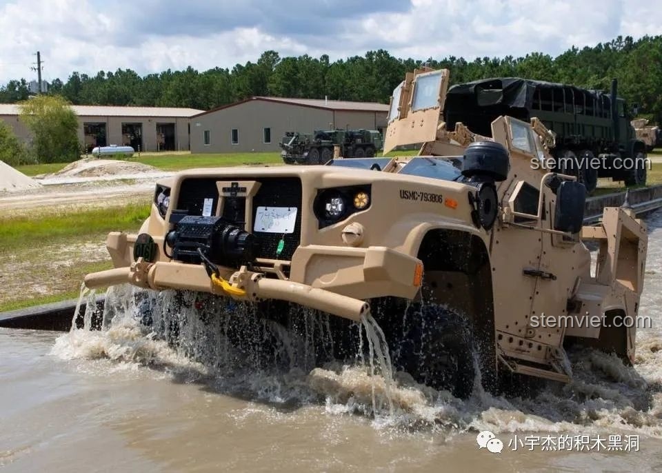 Góc nhìn tổng thể của mô hình xe JLTV hoàn chỉnh, thể hiện gầm xe cao và thiết kế vững chãi.