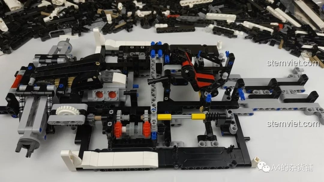 Khung gầm xe CaDA C61016 đã được lắp ráp cơ bản với ghế ngồi và các trục truyền động.