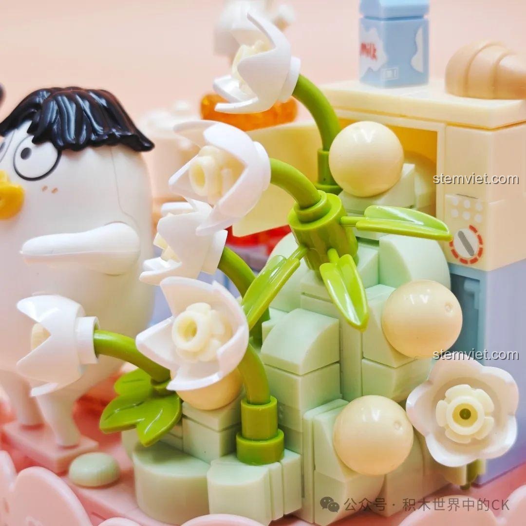 Cận cảnh những bông hoa loa kèn trắng được lắp ráp tỉ mỉ trong bộ SEMBO 612025. Cảm nhận về thiết kế hoa.